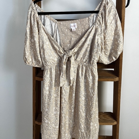 Ingrid+Isabel Tan Dress with a White Flower Patter Size M - Picture 4 of 9